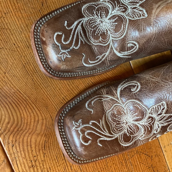 Shyanne Leather floral embroidered square toe cowboy boots - Picture 3 of 6